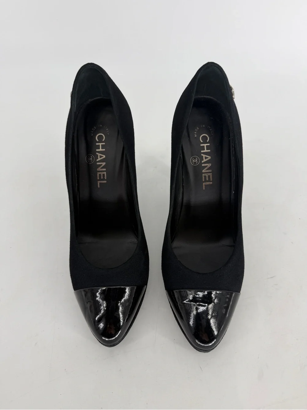 Authentic Chanel Interlocking CC Logo Black Suede Patent Cap Toe Pumps Size 38.5